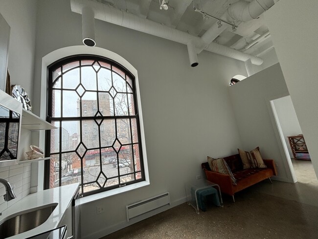 Building Photo - 1009 W Lawrence Ave Unit 2