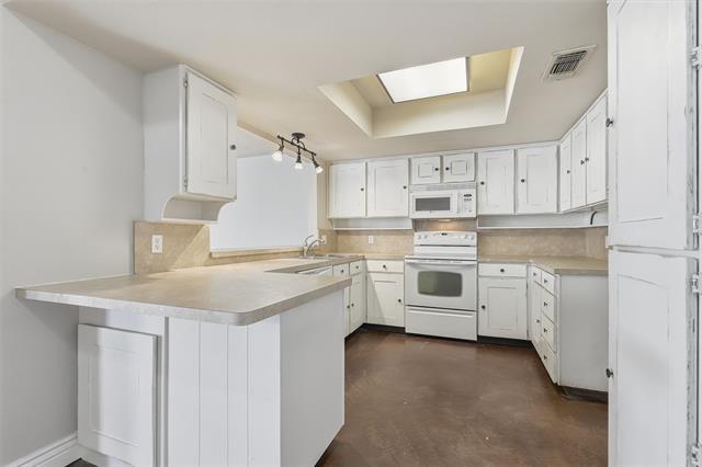 Photo - 503 Cozby St N
