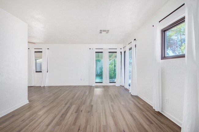 Photo - 4613 N 11th Pl