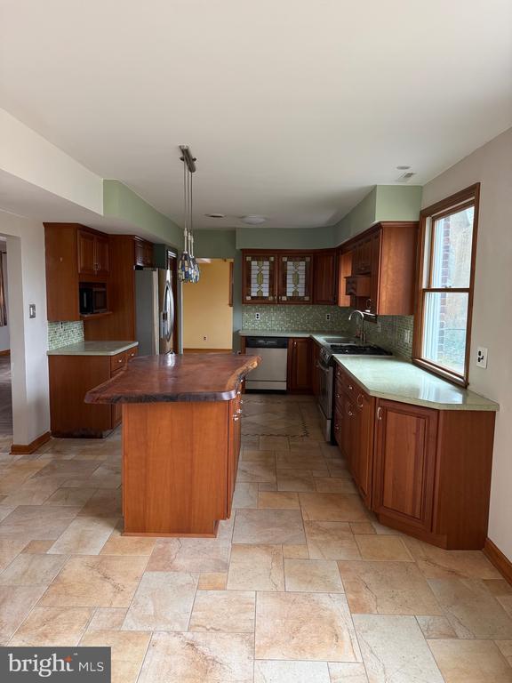 Building Photo - 448 Lake Ave