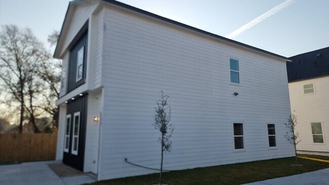 Photo - 5130 Clover St