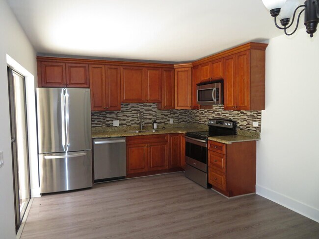 Photo - 1700 Embassy Dr
