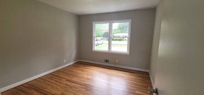 Photo - Move In Ready Home- Close to 95 - Easy Commute to local Shopping, Restaurants, and Interstate.