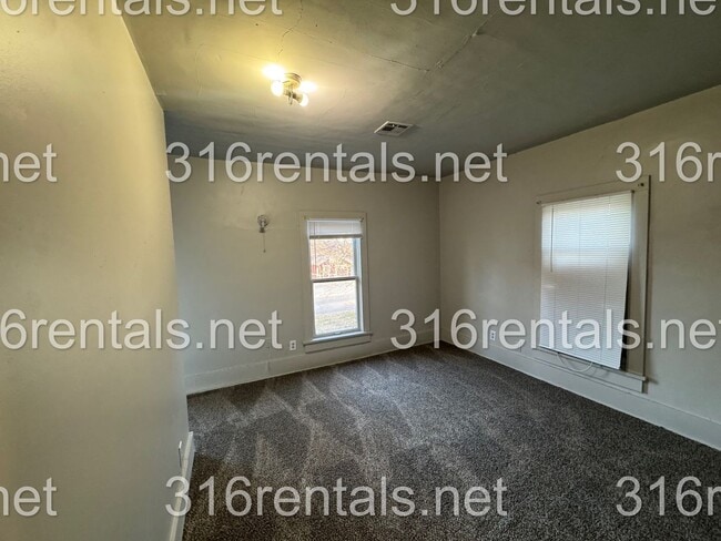 Building Photo - $1095 - 4 bed 2 bath - Single Family Home - NEWLY RENOVATED