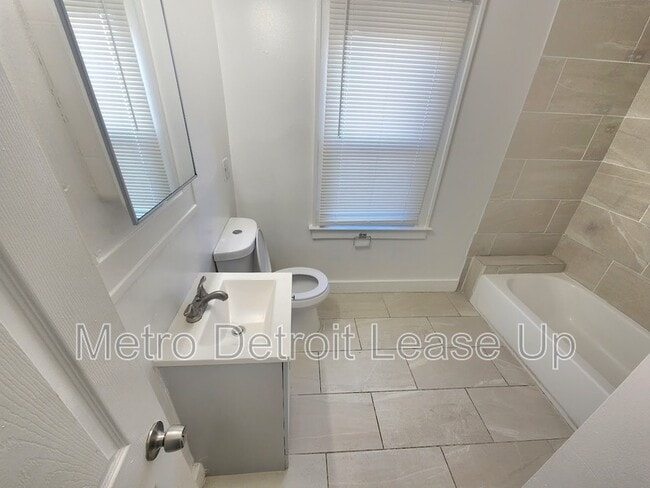 3651 Buckingham