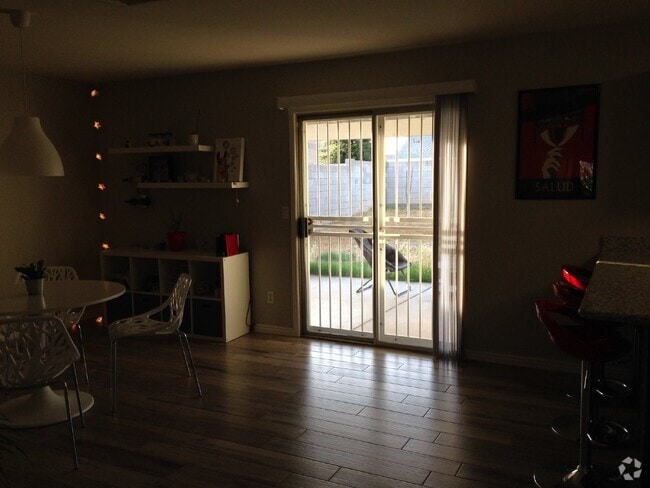 Building Photo - Wonderful 3bdrm 2bath Family Style Home in...