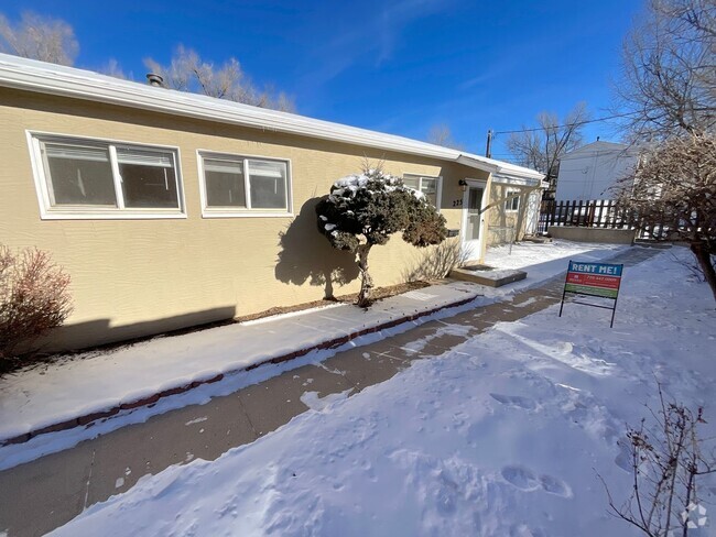 Building Photo - 2 Bedroom Home Available Near E Platte Ave...