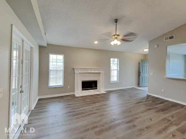 Photo - 4830 Fort Dodge St