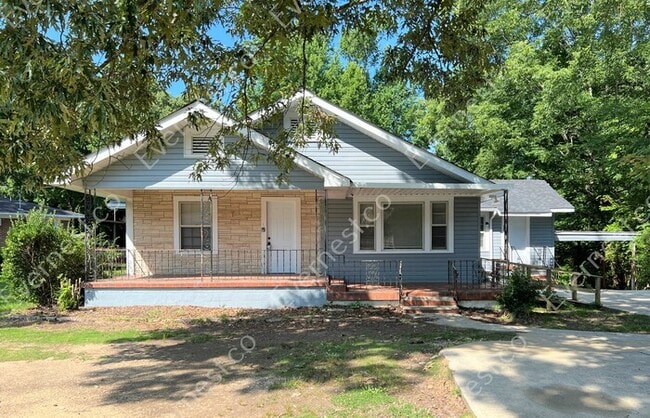 Building Photo - 3 Bed, 2 Bath Home with Carport / Pet-Friendly / Vouchers Accepted / Coming Soon!