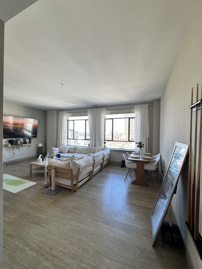 Photo - 51 N High St Unidad 810