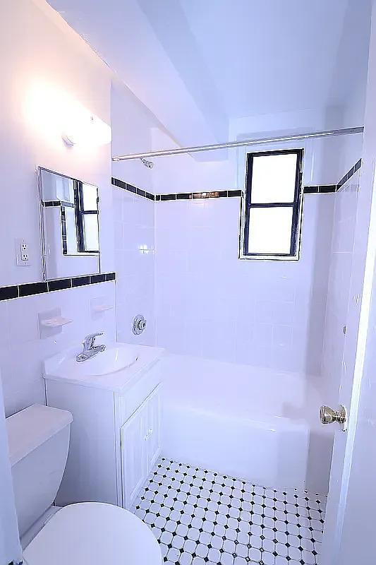 Photo - 86-91 208th St
