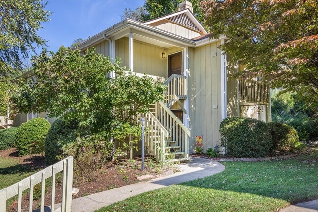 Building Photo - Lovely South Asheville Condo