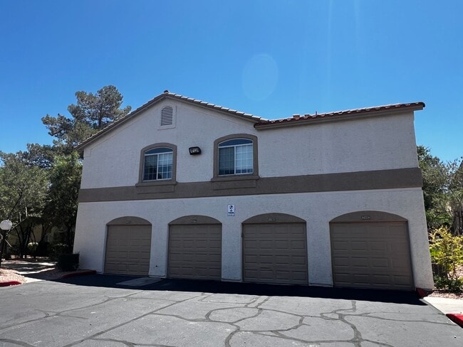 Building Photo - 3 Bedroom Condo / One Car Garage / Gated with Community Pool