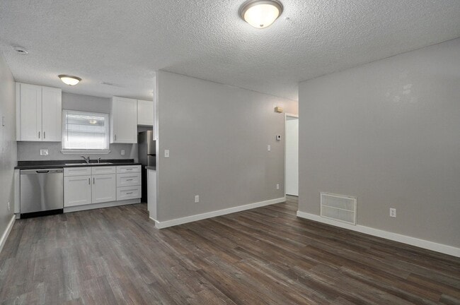Building Photo - 1050 W Elm St Unit B Rental