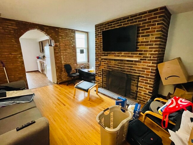 Building Photo - 329 Catharine St Unit Apt 2