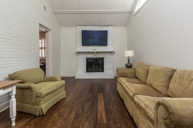 Photo - 537 Eastbourne Pl