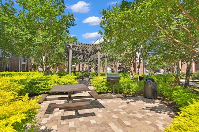 Zona de estar al aire libre en Madison on the Meadow Apartments en Stafford, TX 77477 - Madison on the Meadow