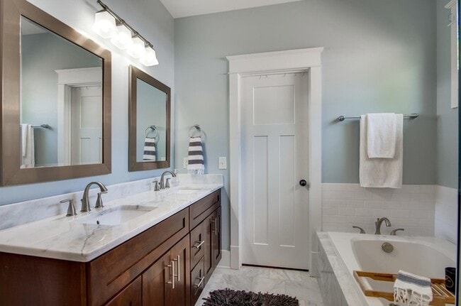 Master Bath - 925 S Douglas Ave