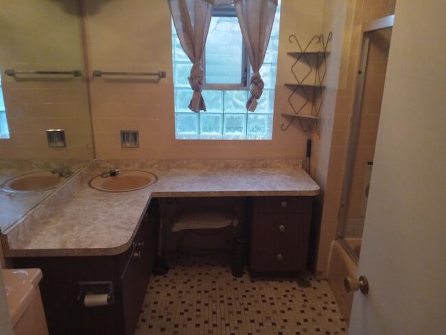 Bathroom - 5026 W Hutchinson St Unit 1