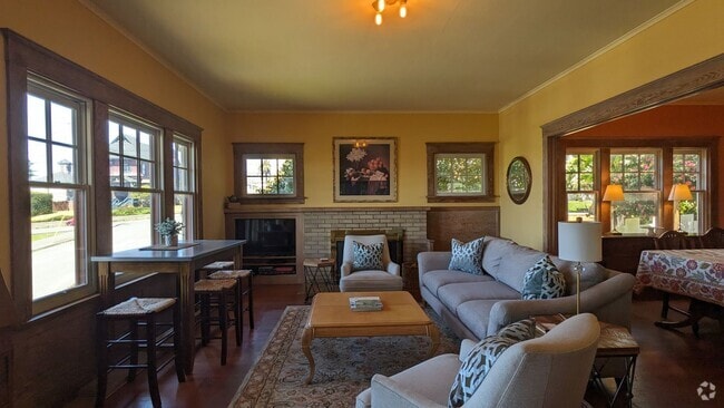 Building Photo - Furnished spacious 2/1 historic home in do...