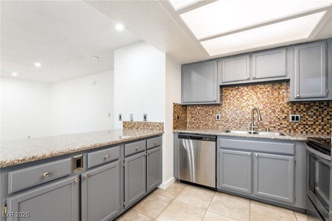 Building Photo - 1317 Driscoll Unit 102