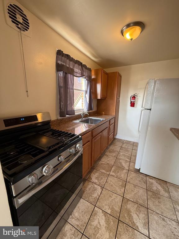 Photo - 637 Hamilton St