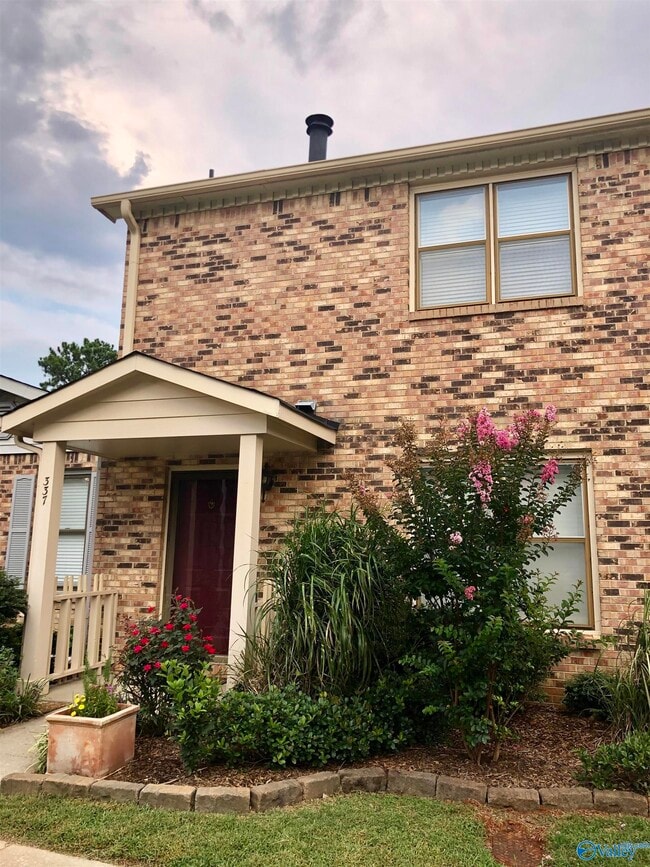 Photo - 337 Chateau Dr SW