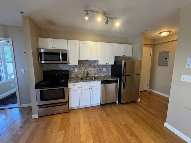 Building Photo - 53 Chelsea St Unit 1