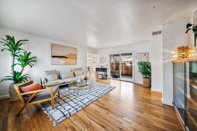 Photo - 582 Newton St