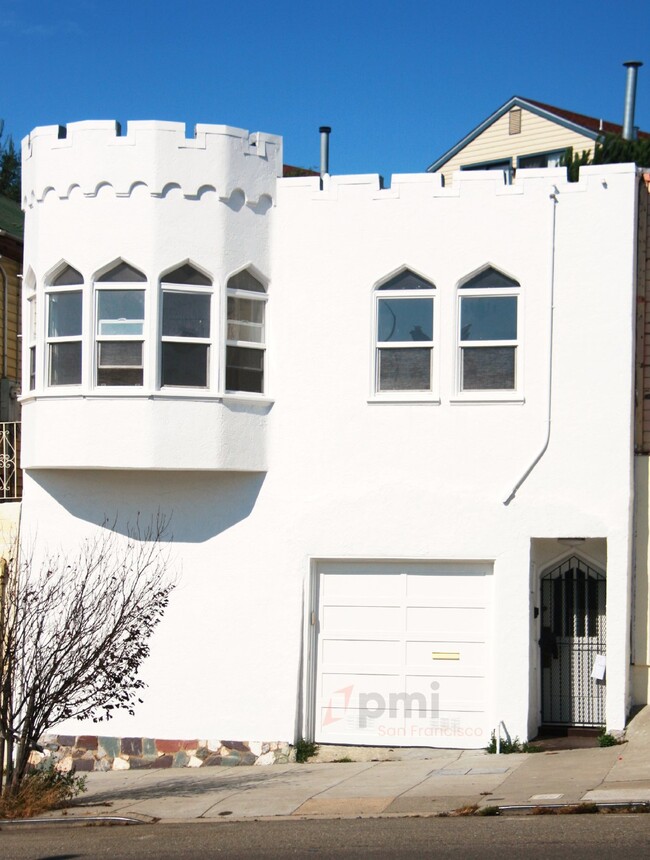 2 Bd / 1 Ba Hillside Castle with Parking, ... - 2 Bd / 1 Ba Hillside Castle with Parking, ... Apartment