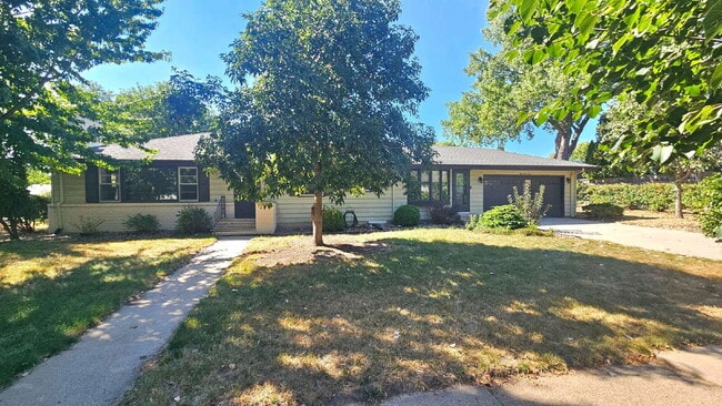 Building Photo - Amazing 4-Bedroom Retreat with 2 Full Baths and 2400 Sq Ft of Space in Minneapolis.