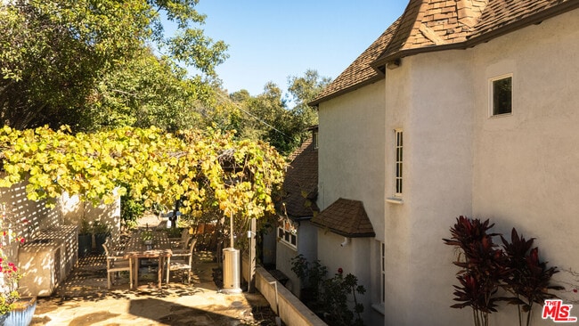 Building Photo - 2829 Beachwood Dr