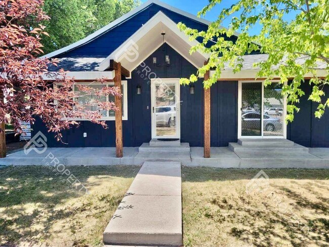 Building Photo - 4 Bedroom Home in Downtown Rifle for Rent
