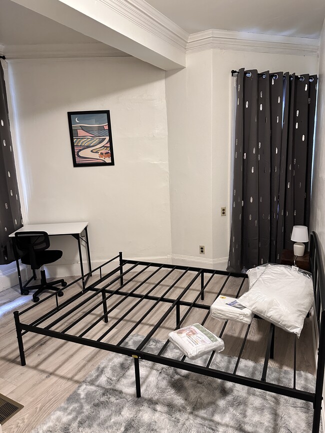 Building Photo - 923 Beacon St Rental