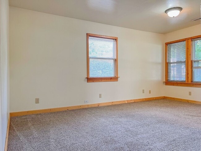 Photo - Dog Friendly 2 bedroom House with Garage