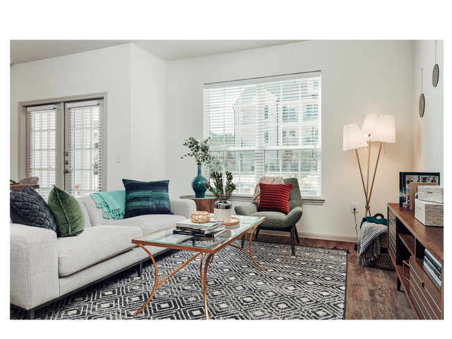 Sala de estar de los apartamentos Stonegrove Fall Creek