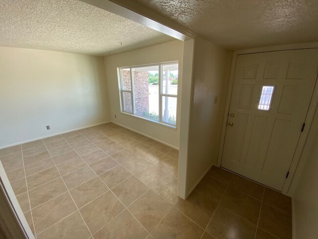 Photo - Northeast El Paso 3bed/2bath w/LOTS of liv...