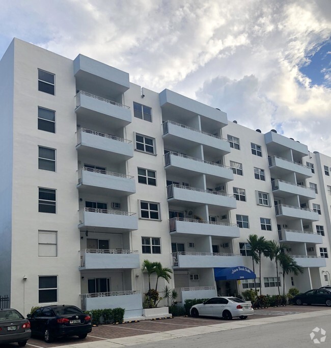 Building Photo - 2900 Banyan St Unit 607 Rental