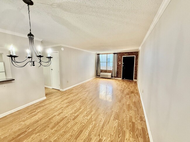 Building Photo - Two Bedroom Home with Spacious Bedrooms
