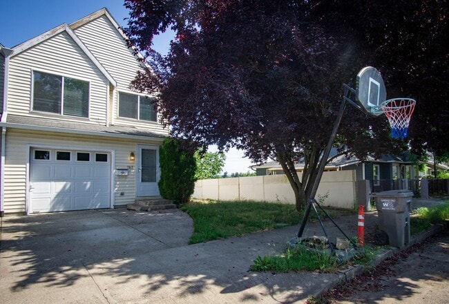 Building Photo - Great Piedmont 3 Bdr Townhouse w/Fireplace, DW + Garage! Unit 767