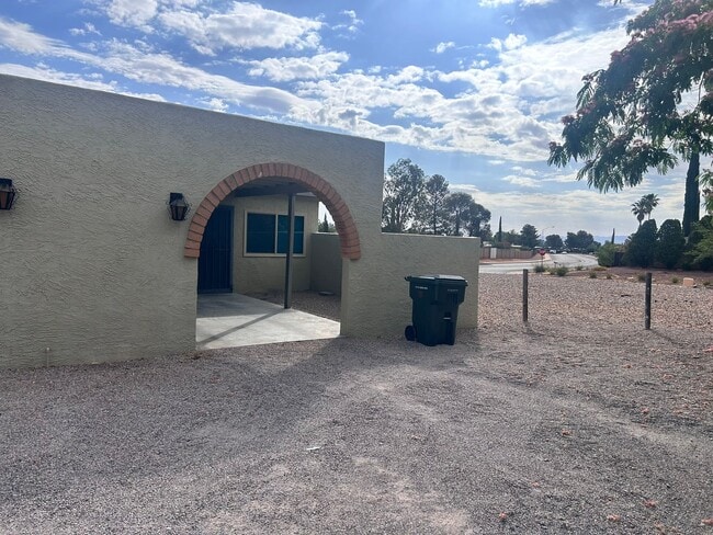 Building Photo - 2 bedroom 1 bath Unit 1132 # A