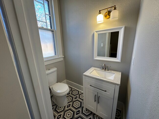 Totally updated 2 Bedroom 1 1/2 Bathroom Home Near UAMS