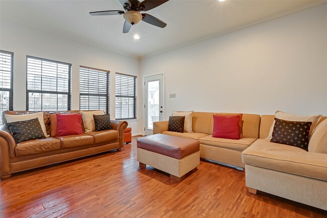 Building Photo - 2412 Oakdale St Rental