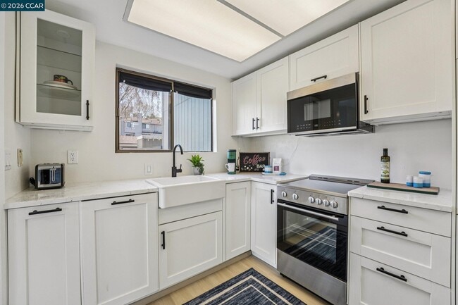 2 Lakeview Ct