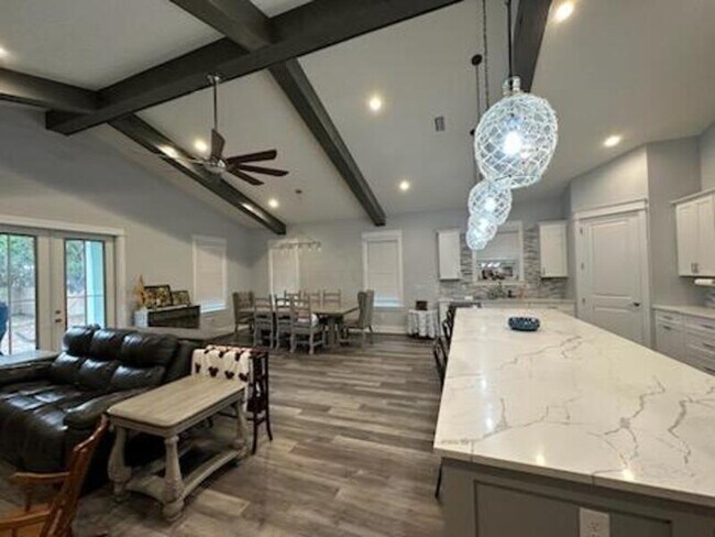 Photo - 104 Second Avenue Southwest