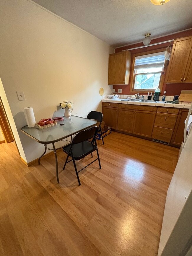 Building Photo - Hoff - 36 - Jackson St Unit 1921 State Road Rental