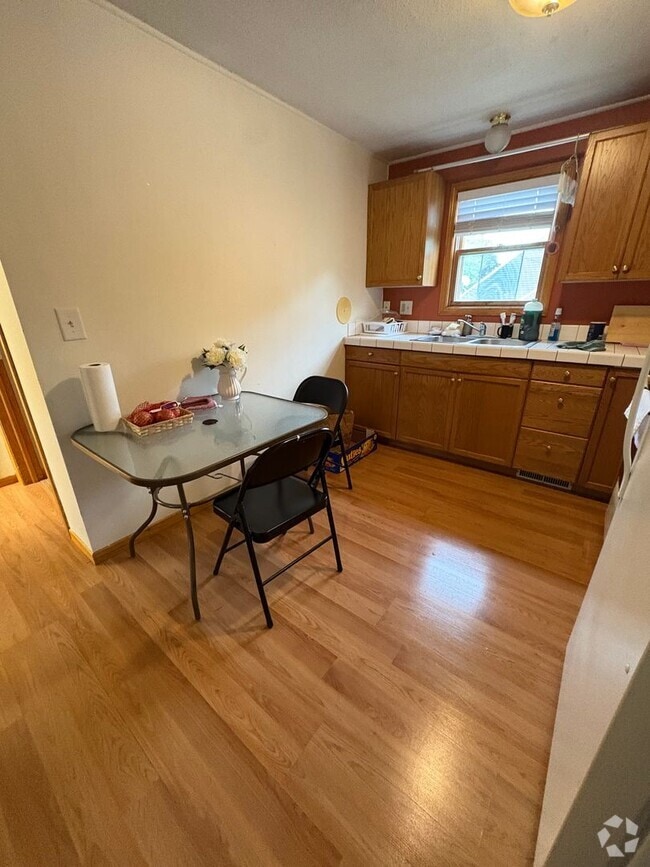 Building Photo - Hoff - 36 - Jackson St Unit 1921 State Road Rental