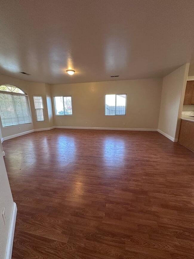 Photo - 615 New Zealand Dr