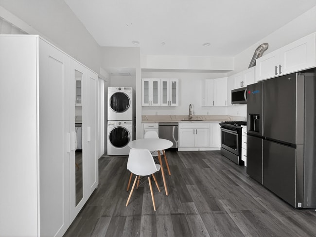 418 N La Fayette Park Pl