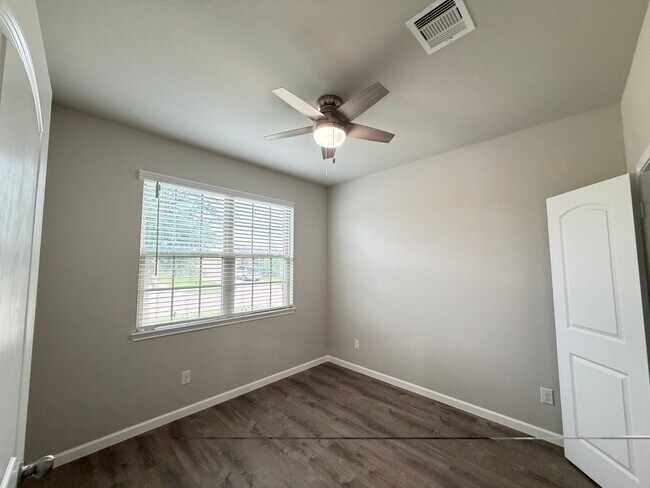 Photo - 6118 Yesenia St